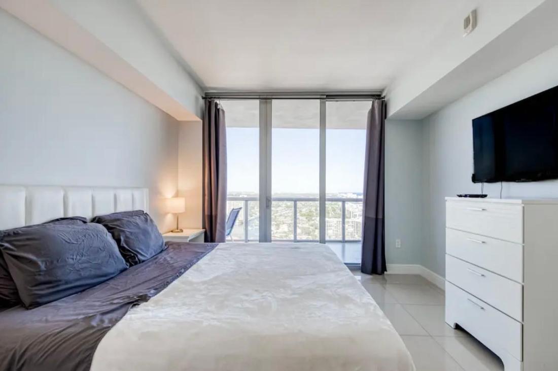 Stunning Penthouse Suite Waterfront 2Bd 2Ba Hallandale Beach Exterior photo
