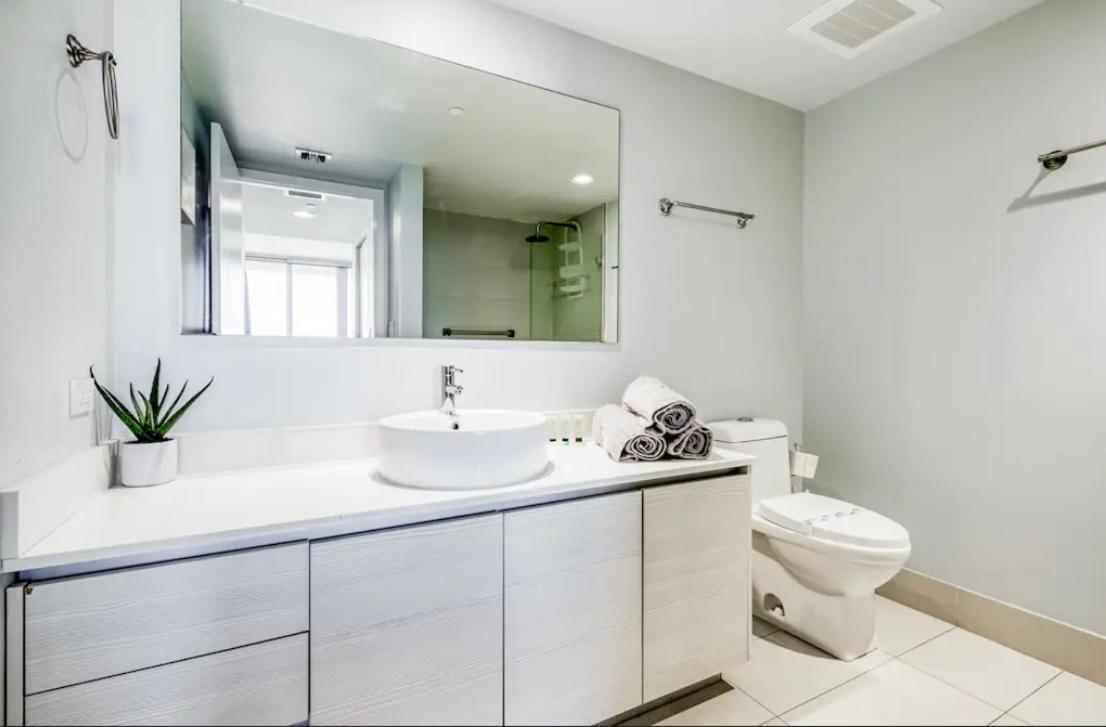 Stunning Penthouse Suite Waterfront 2Bd 2Ba Hallandale Beach Exterior photo